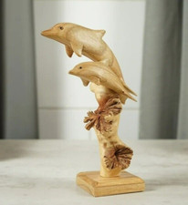 Scultura unica delfino, onda